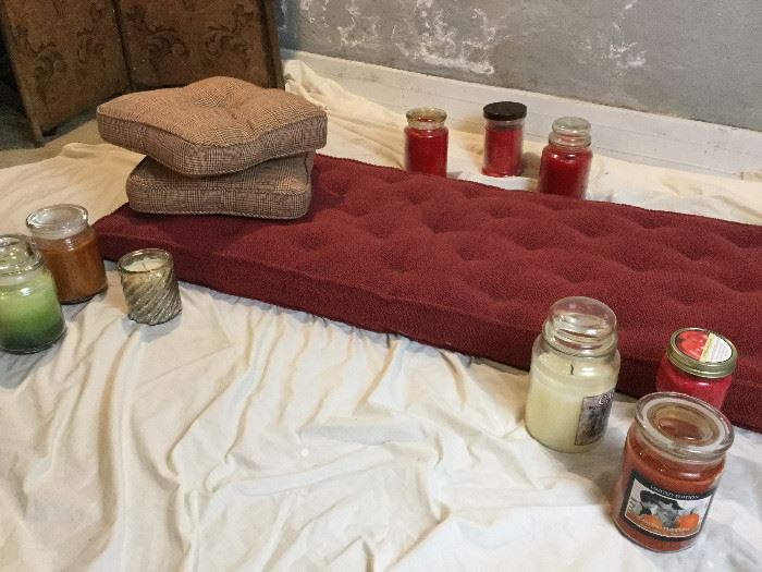  Candles and Cushions https://ctbids.com/#!/description/share/104497