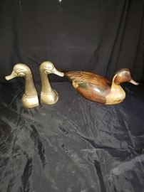 Wooden duck and brass duck bookends https://ctbids.com/#!/description/share/104300