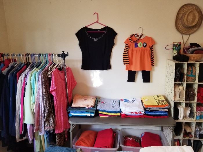 Vintage sweater, clothing/outerwear sizes 4-14, XL-3X.