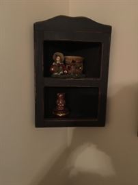 HANGING SHELF WITH DECORATIVE ITEMS