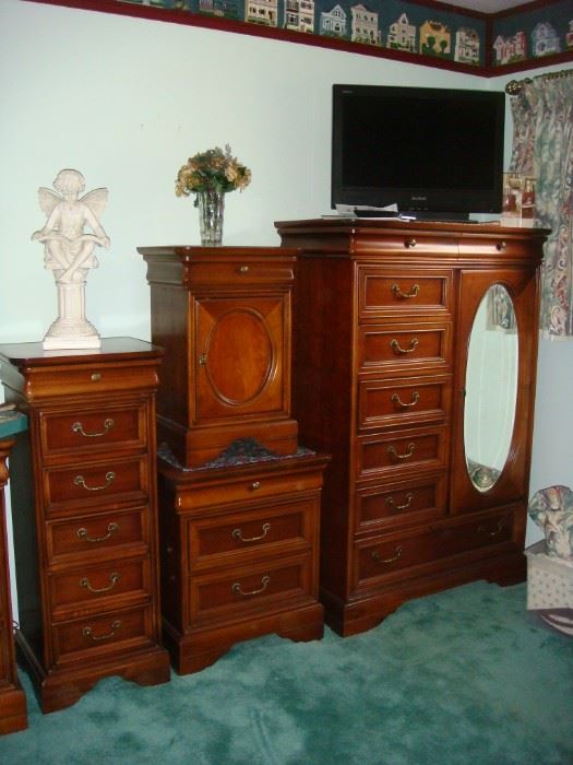Lexington Furniture cherry bedroom pieces