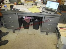 129 METAL DESK