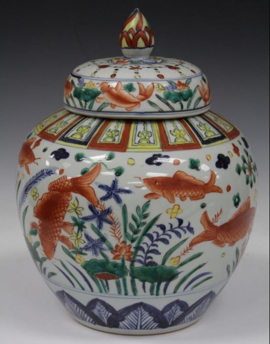 LOT #2017 - WUCAI PAINTED CHINESE JAR WITH LID