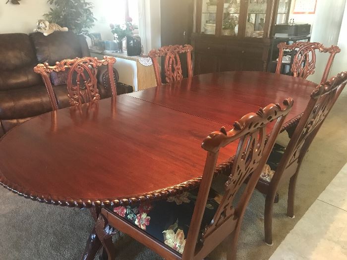 Beautiful Dining Room Table with Leaf 