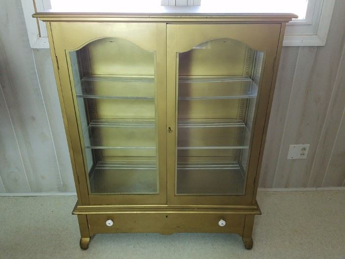 Vintage Display Cabinet https://ctbids.com/#!/description/share/103741