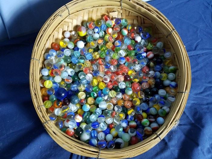 600 Vintage Marbles https://ctbids.com/#!/description/share/103726