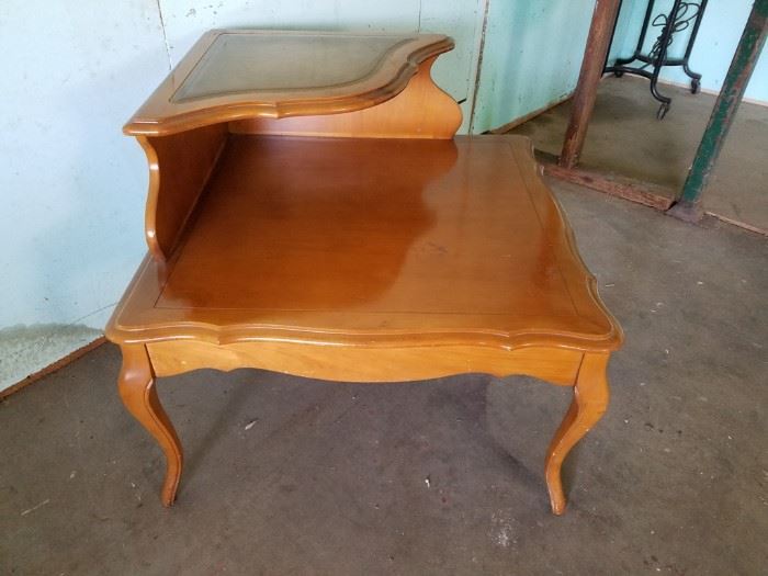 Tiered Corner Table w/Leather Top https://ctbids.com/#!/description/share/103818