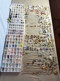 250+ Pieces of Costume Jewelry https://ctbids.com/#!/description/share/105001