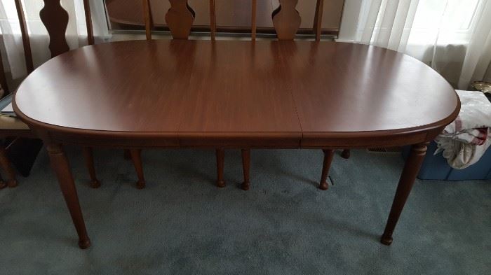 Broyhill Table + 6 chairs 60" x 40" with 1 18" leaf