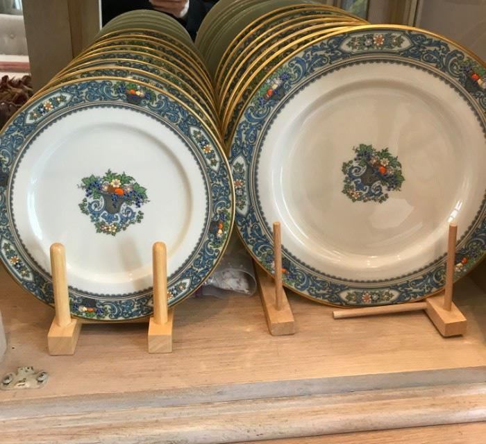 LENOX, "AUTUMN" CHINA SET WITH 24K TRIM - SERVICE FOR 8