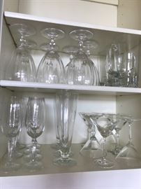 LARGE SELECTION OF KITCHEN GLASS INCLUDING SERVING BOWLS AND PLATES
