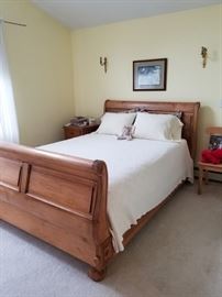 Sleigh bed