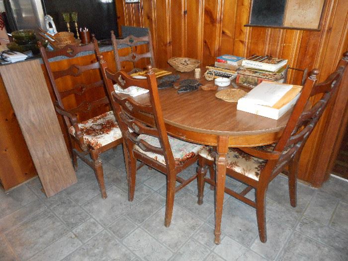 Dining Room Table; 4 Chairs;  1 Leaf