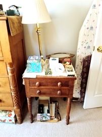 Antique end table with turned kegs 