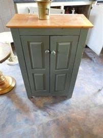 storage  piece  and  motar  and  pestle