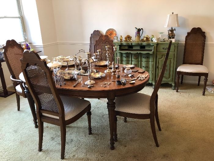 Dining table with 3 leaves and 6 chairs