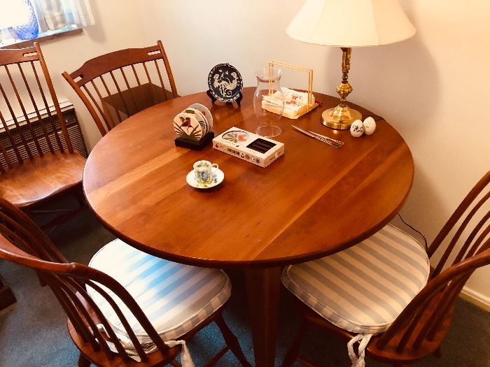 Tom Seely artisan made cherry round table with 2 leaves & 4 chairs 