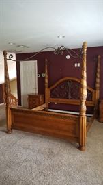 K8ng size 4-post Bedframe