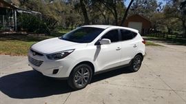 2015 Hyundai Tucson
2.0 liter.  4-cylinder 
Front wheel drive
23,500 miles!