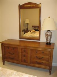 Thomasville Dresser with Mirror, Lamps...