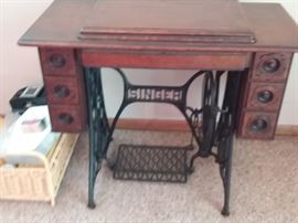 Antique Singer sewing machine and cabinet with 7 drawers, in excellent condition.