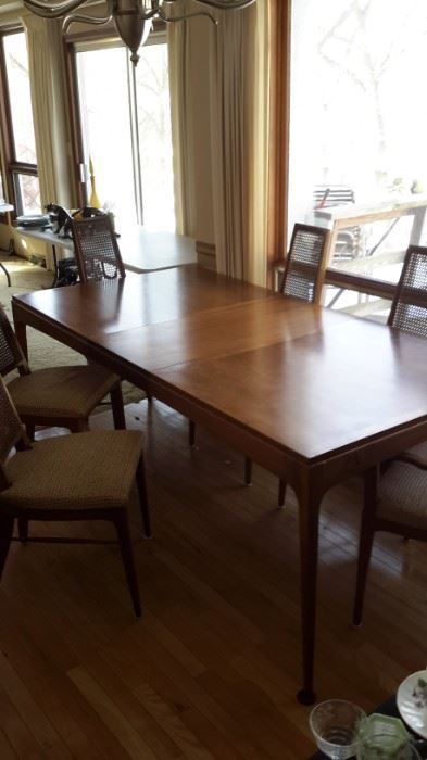 Beautiful MCM dining room table with 2 leaves, 4 chairs and 2 captain's chairs.