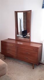 Sulptra by Broyhill Mid Century Modern dresser with mirror, in excellent condition. Matching chest of drawers and night stand.