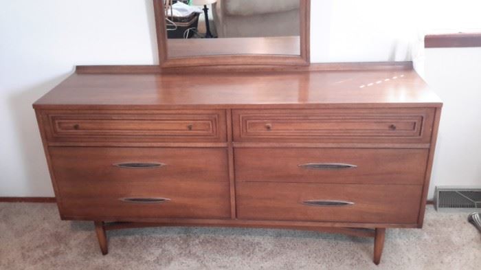 Sculptra by Broyhill Mid Century Modern dresser with mirror, in excellent condition. Matching chest of drawers and night stand.