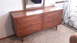 Sculptra by Broyhill Mid Century Modern dresser with mirror, in excellent condition. Matching chest of drawers and night stand.