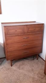 Sculptra by Broyhill Mid Century Modern chest of drawers, in excellent condition. Matching dresser w/mirror and night stand.
