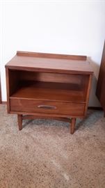 Sculptra by Broyhill Mid Century Modern night stand in excellent condition. Matching dresser w/mirror and chest of drawers.