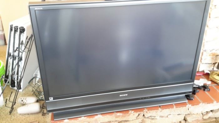 Sony LCD Projection TV with extra bulb in box.