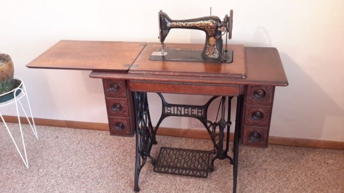 Antique Singer sewing machine and cabinet with 7 drawers, in excellent condition.