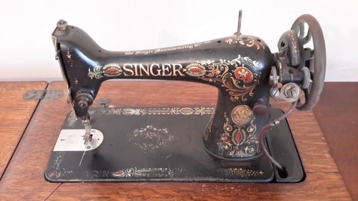 Antique Singer sewing machine and cabinet with 7 drawers, in excellent condition.