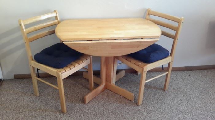 Cute drop down table with two chairs in excellent condition