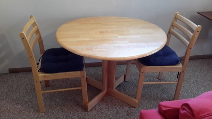 Cute drop down table with two chairs in excellent condition