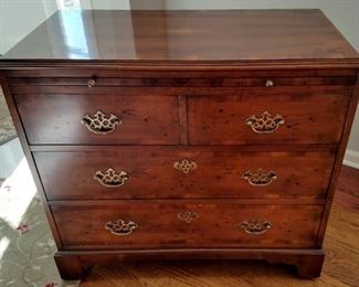 Hekman Chippendale style bachelors chest
