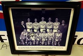 1946-47 New York Knickerbockers Basketball Team Photograph with Sonny Hertzberg Autograph