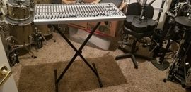 Eurodesk SL3242FX-Pro Behringer 0n Stand