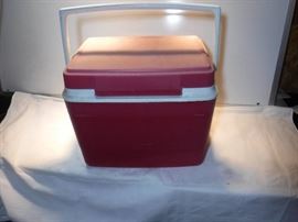 Rubbermaid cooler with lunch mate inside