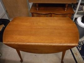 Round drop leaf table