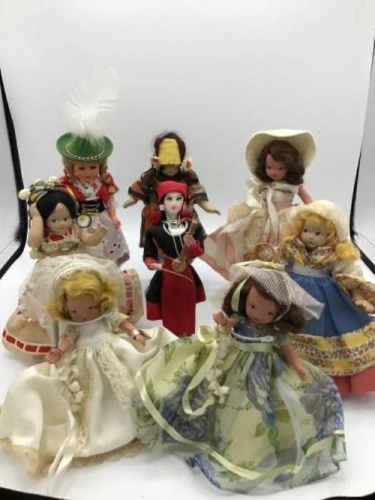 8 Collector Dolls https://ctbids.com/#!/description/share/105567