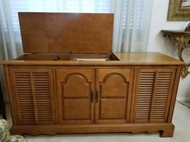 Midcentury Sylvania console turntable and AM/FM stereo. Tested and works great!