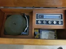 Midcentury Sylvania console turntable and AM/FM stereo. Tested and works great!