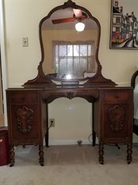 Antique dressing table with mirror