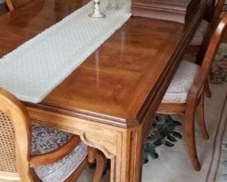 DREXEL Dining room table with 6 chairs and extra leaves