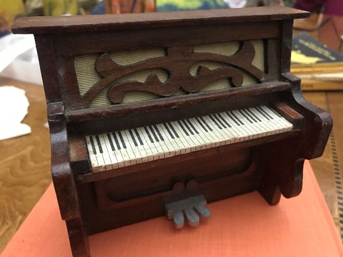 Dollhouse miniature piano 