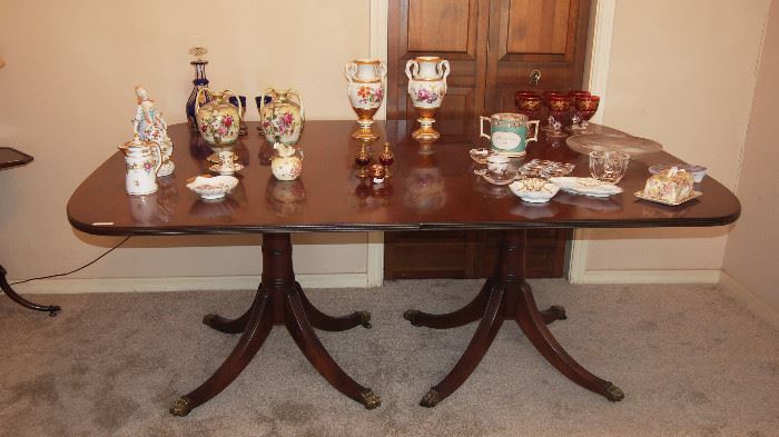 Very Pretty Vintage Mahogany Dining Room Table