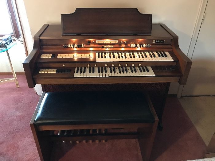 Gulbransen Paragon Organ with bench and lots of sheet music for organ lessons.