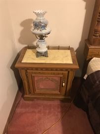 2 matching nightstands. 2 matching lamps. 